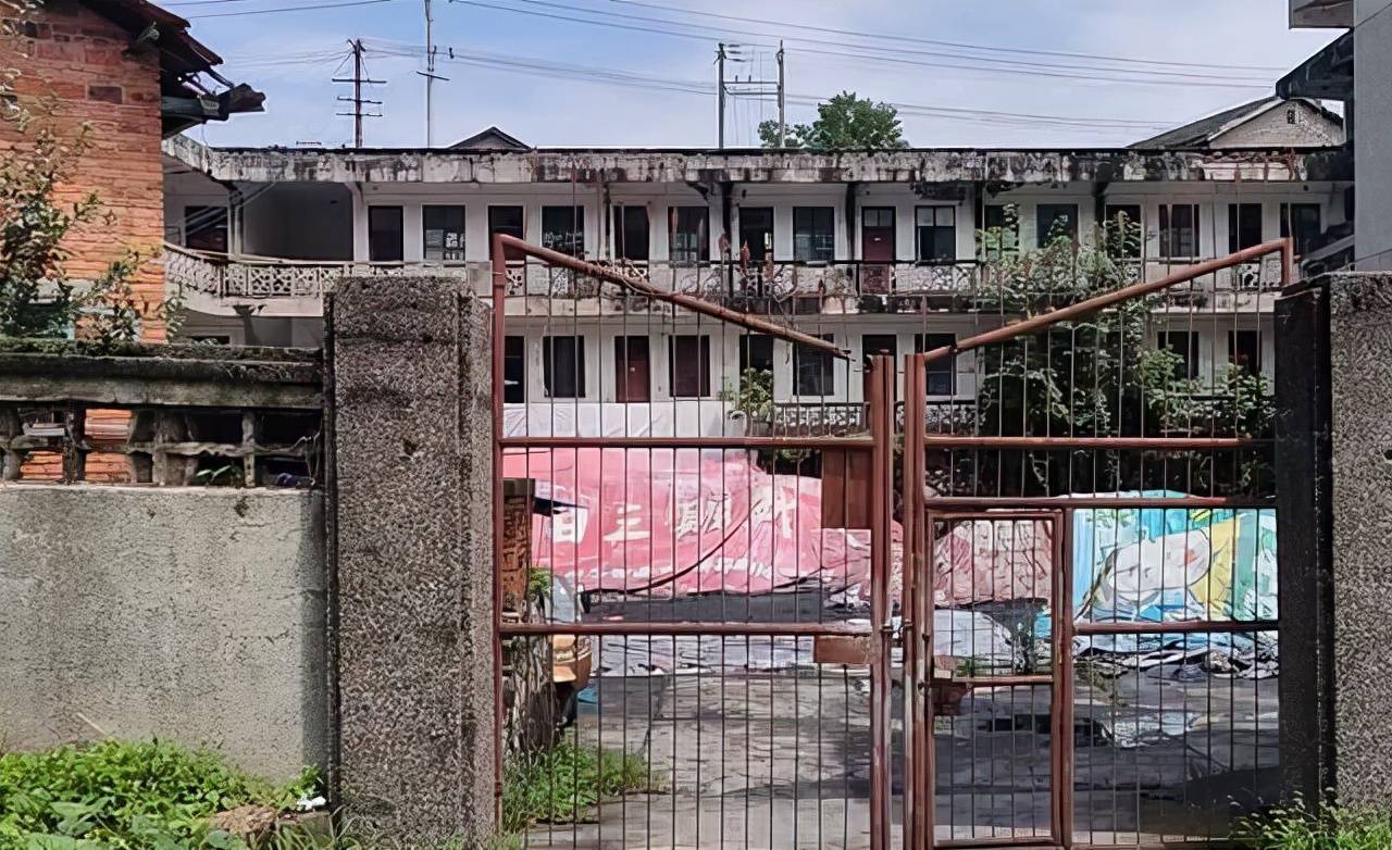 这样一个工厂主要负责进行防毒面具的生产活动,而且占据了相当大的