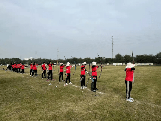 砺箭寒冬掀起冬训新热潮沈北新区兴隆台锡伯族学校射箭队冬训小记