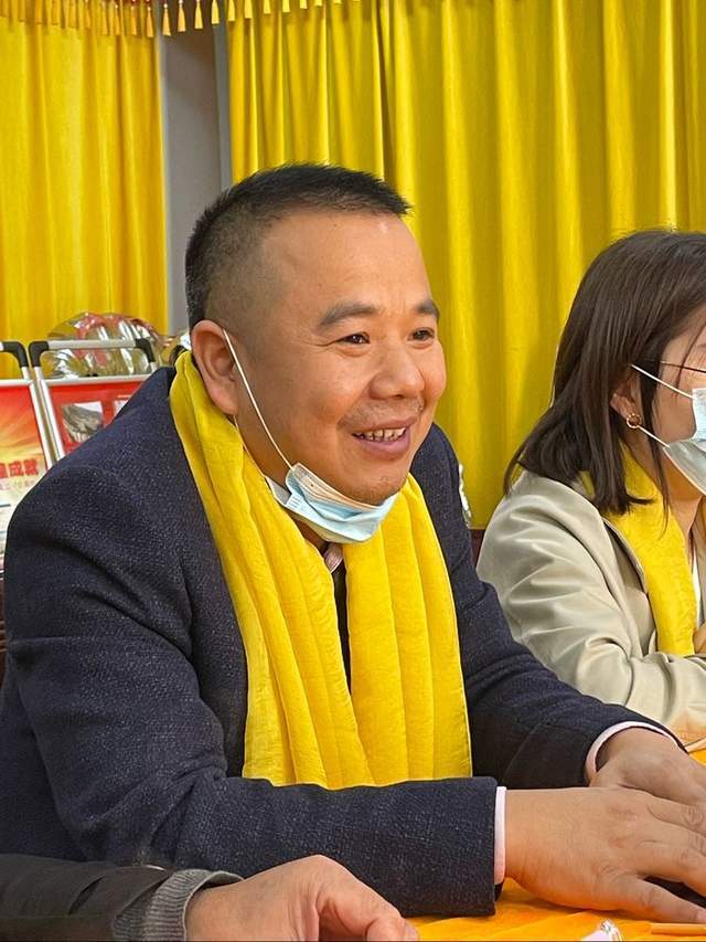 接着,店口镇党委委员张向春,宣若韵为六位阮市乡贤奉献奖获得者颁奖.