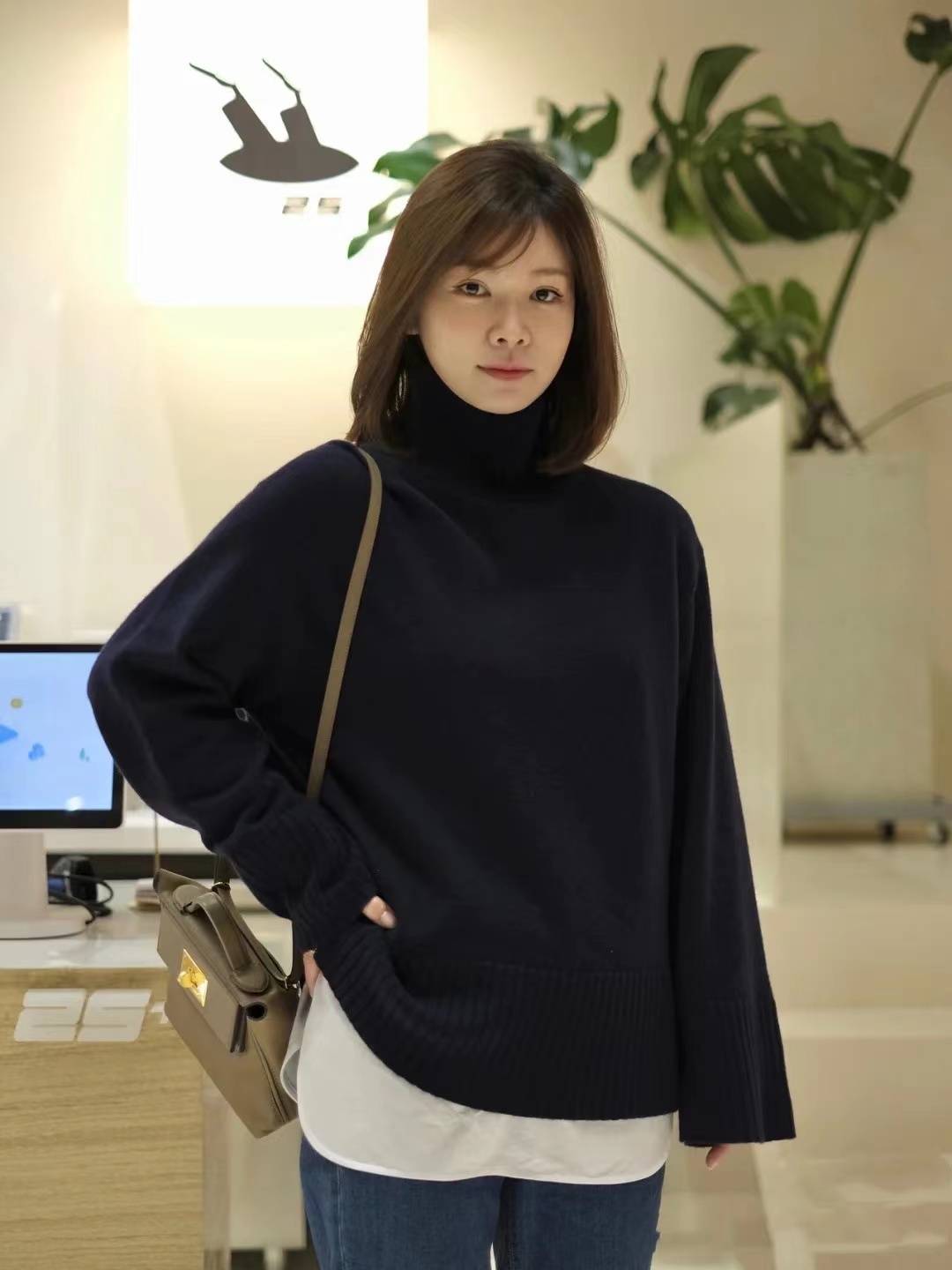 图片 春季“毛衣”正流行，里面搭这几种打底，层次分明很提气质