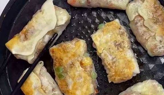 个人感觉|春季，我家早餐多吃它，包上馅一烙，外皮香酥内鲜香，比烧麦好吃