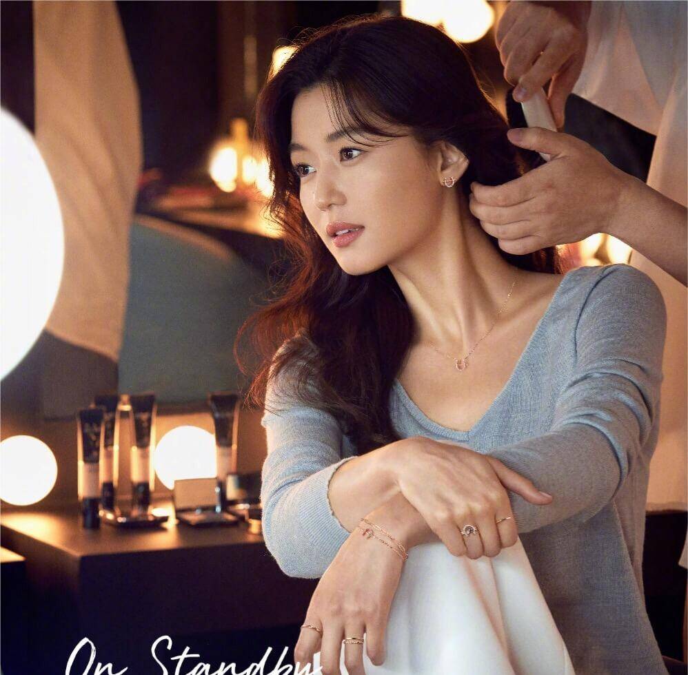 女神38岁全智贤仍然美到犯规！知性画报撞脸宋慧乔，美人果然都很相似