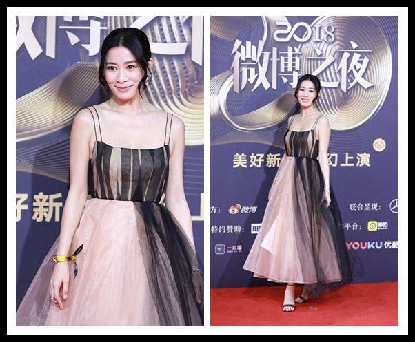 身材 佘诗曼穿吊带裙的样子好年轻,身材颜值都不错,举止真有女人味