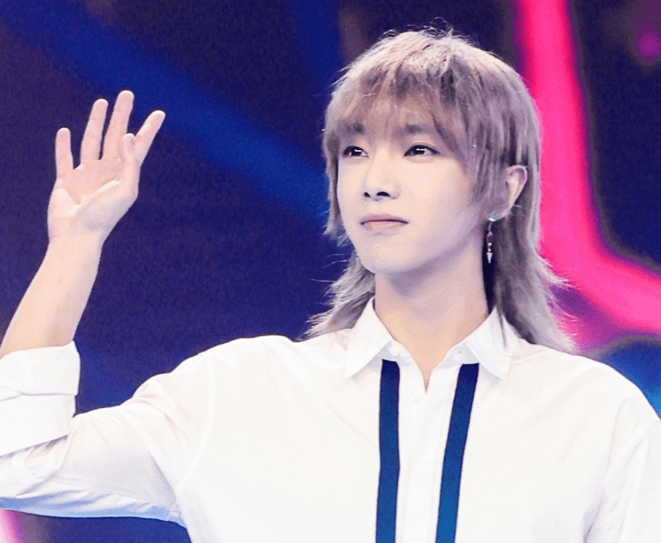 华晨宇新发型被吐槽粉丝滤镜太厚还是染回黑发吧