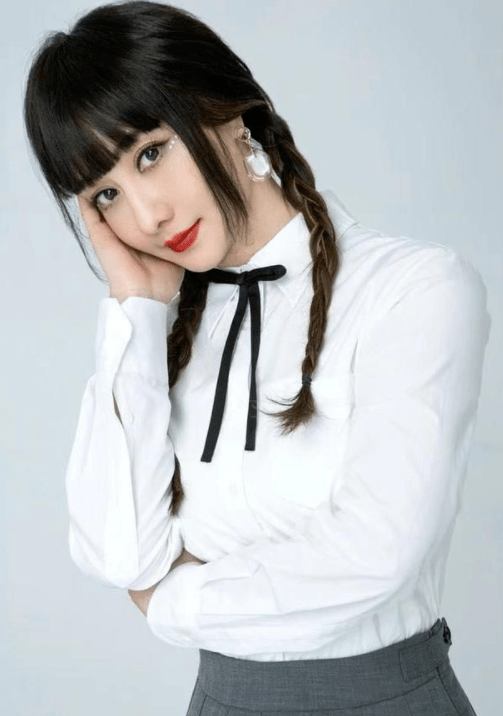 下巴“最丑紫薇”又整容，如今脸僵笑不出，这5位琼女郎都被整容毁了