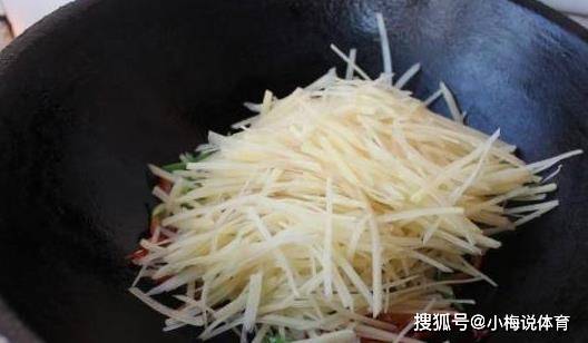 美食|土豆丝千万不能只泡水，难怪总是会粘锅，炒出来又黑又软不好吃