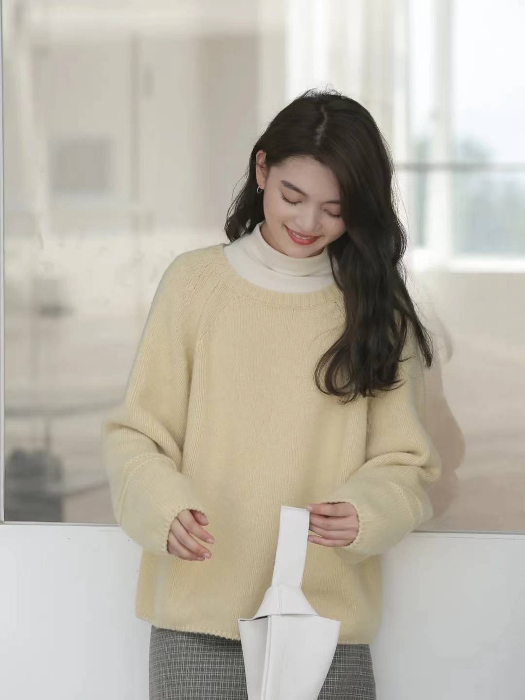 图片 春季“毛衣”正流行，里面搭这几种打底，层次分明很提气质