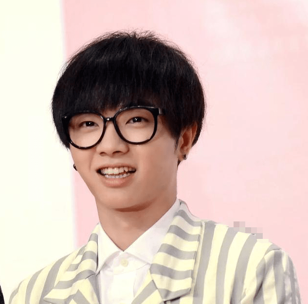 下巴5位“换头”成功付出代价的明星，鞠婧祎满脸硬伤，杨幂总是脸垮
