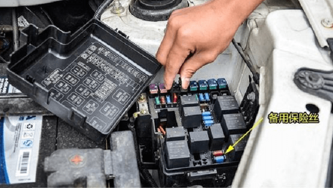 "的声音,然后再打开保险丝盒,检查汽油泵的保险丝和继电器是否有损坏