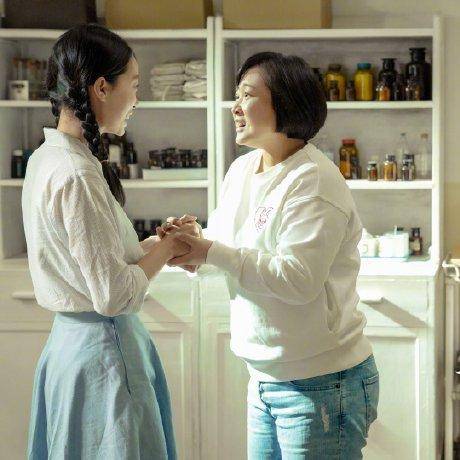 显得 贾玲又胖了，却还穿这么宽松，把百褶裙都挤得满满，女生瘦点更好