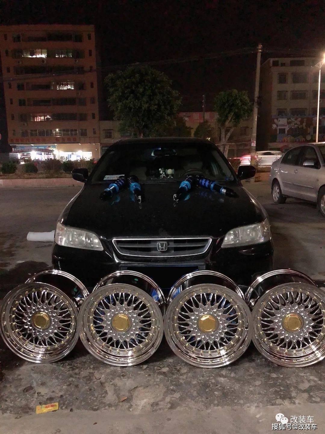 大尾翼本田雅阁cg5姿态改装又一个被朋友拖下改装深坑的玩家