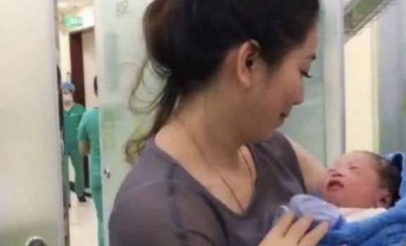 产房最美外婆产房外走红，风头盖过孙子，外婆：别看我了，看宝宝