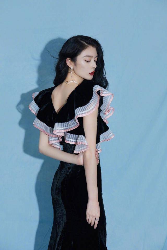 吊带 49岁洪欣太自信，直接素颜走机场，奈何松弛脸皮直接暴露真实年纪