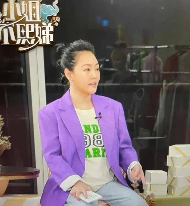 嘴角 小s近照曝光胖成孕妇！穿大码西装体重狂飙，坐椅子上气质差