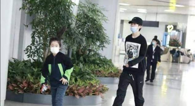 黑色 张亮一对儿女罕走机场，天天暖心跟身后，妹妹和哥哥走路姿势一样