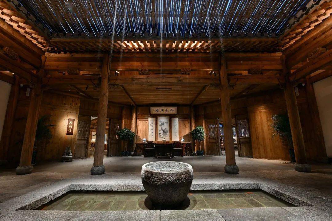 脚下的青苔包裹的水瓮中,游鱼水莲穿插其中;四水归堂的天井设计让徽派