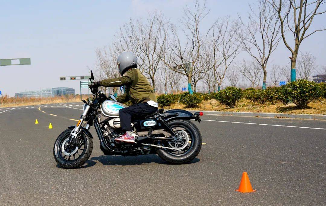 25980元hyosung骁胜摩托gv300s炫版铝轮上市全系标配滑离