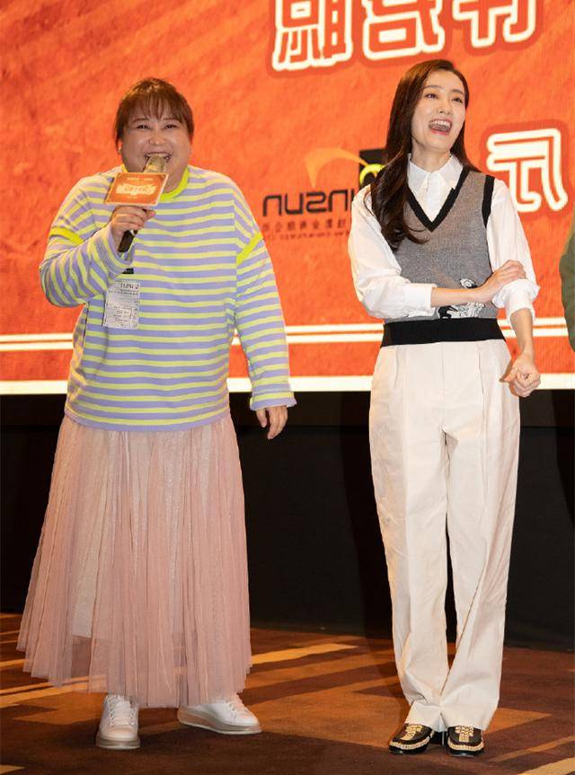 显得 贾玲又胖了，却还穿这么宽松，把百褶裙都挤得满满，女生瘦点更好