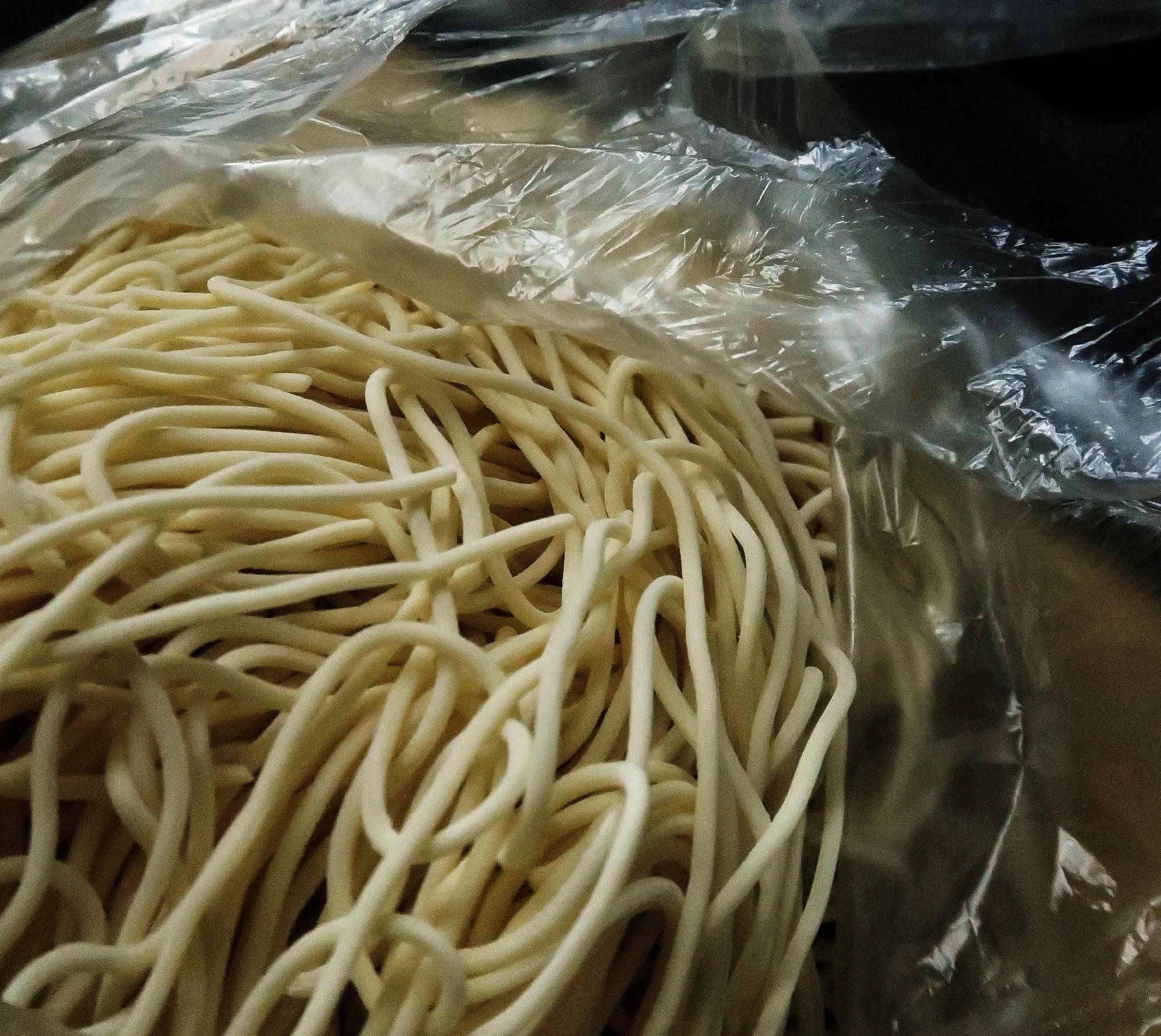 原创一碗正南齐北的四川凉面必须去菜市场买这种圆碌碌的鲜鲜碱水面