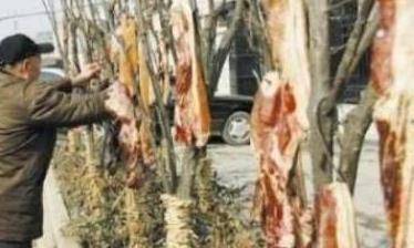 地区|腌制腊肉时,别傻傻的只放盐了,加“这2种”调料,腊肉更入味!