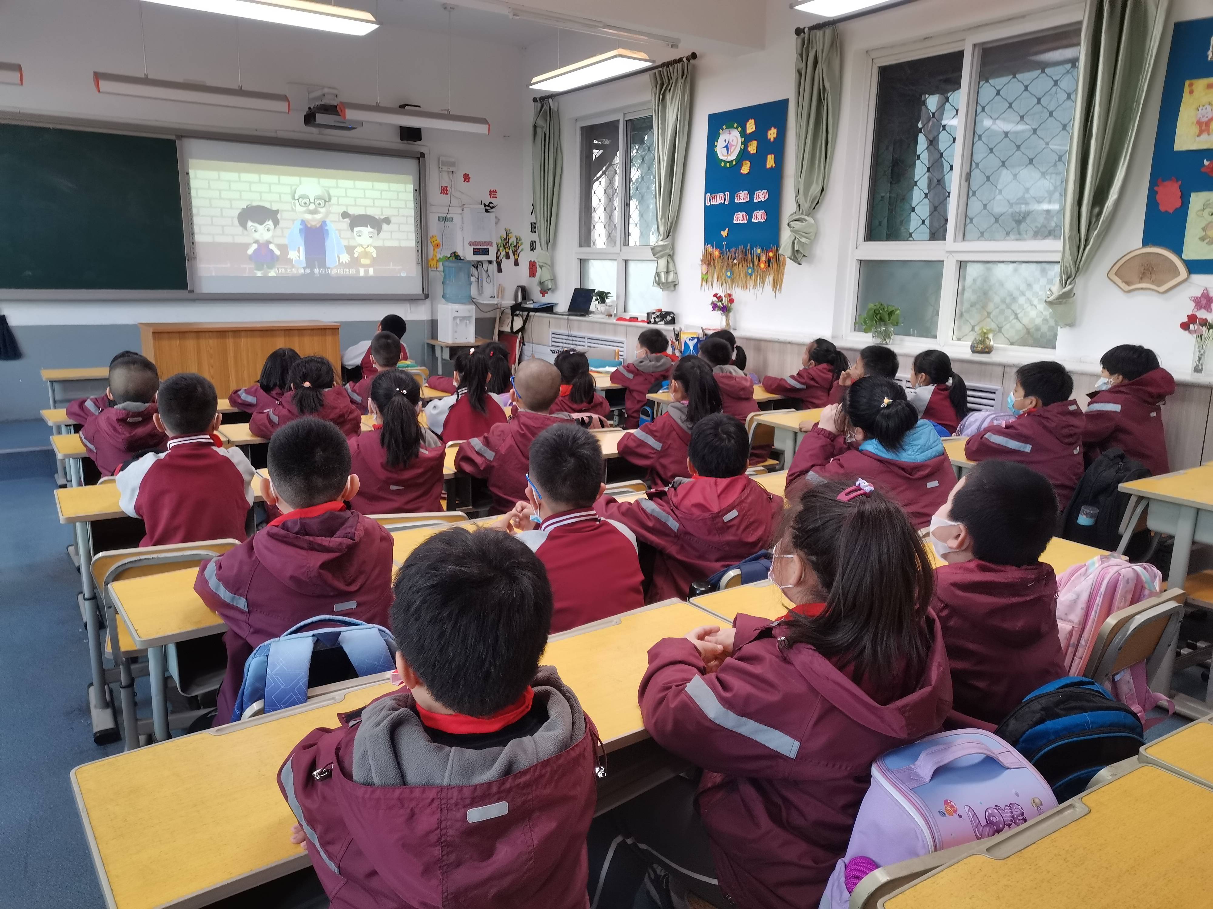 石家庄南马路小学组织学生观看开学安全第一课