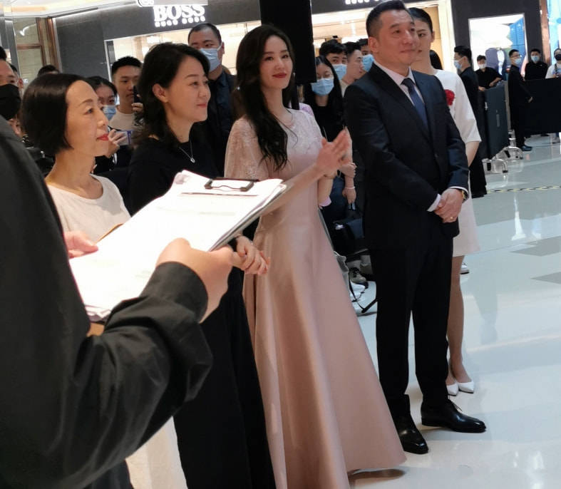 状态在后台拍到刘诗诗，穿西装裙气质优雅，但生图脸发福有大妈感了！