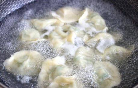 做法|懒人早餐酸汤饺子，做法简单超开胃，冻饺子就能做，10分钟搞定