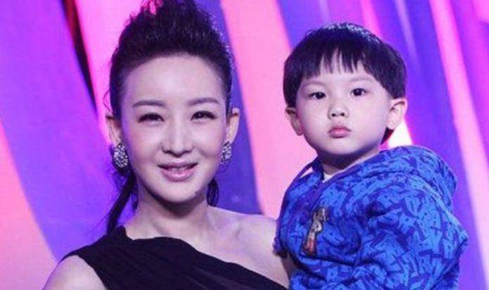 她是著名主持人3婚2离现任天王丈夫为她净身出户今生活幸福