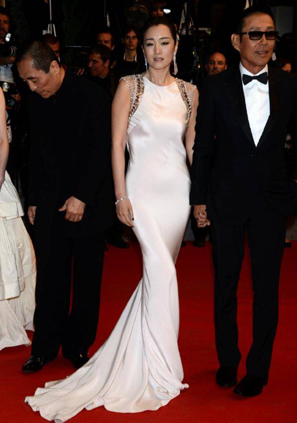 大妈 巩俐也难逃中年发福，可爱碎花裙穿出大妈感，肤色暗淡变化有点大