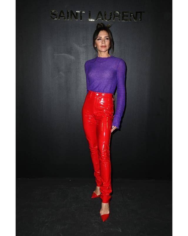 灯芯绒 47岁贝嫂出街好霸气,紫色衬衫配灯芯绒长裤,披格纹西装复古优雅