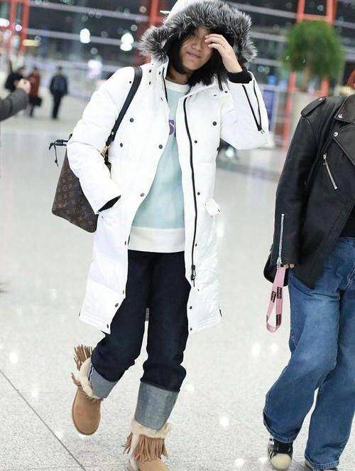 脸庞 朱丹穿灰色大衣配鸭舌帽现身机场，素颜脸庞更大与路人并无二致