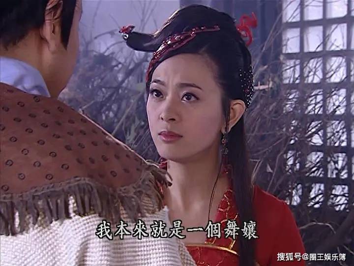 兰迪|别流行于正寡淡风了！这部剧服道化五彩缤纷，丫鬟造型都精致多变