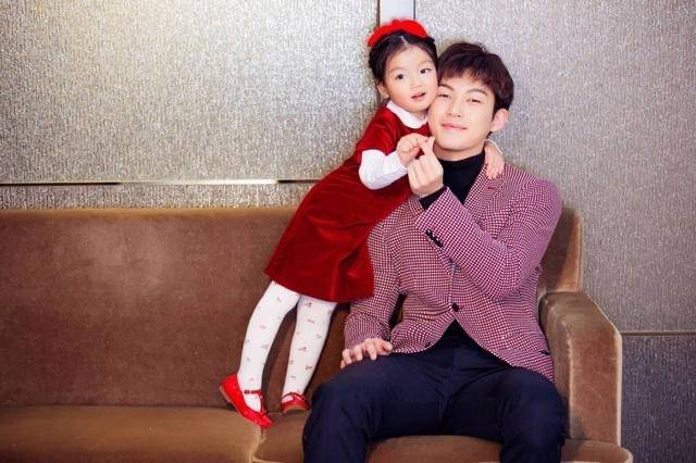 八卦爆料|阿拉蕾:4岁赚钱养弟弟,在没爱的环境带泪成长,懂事得让人心疼!