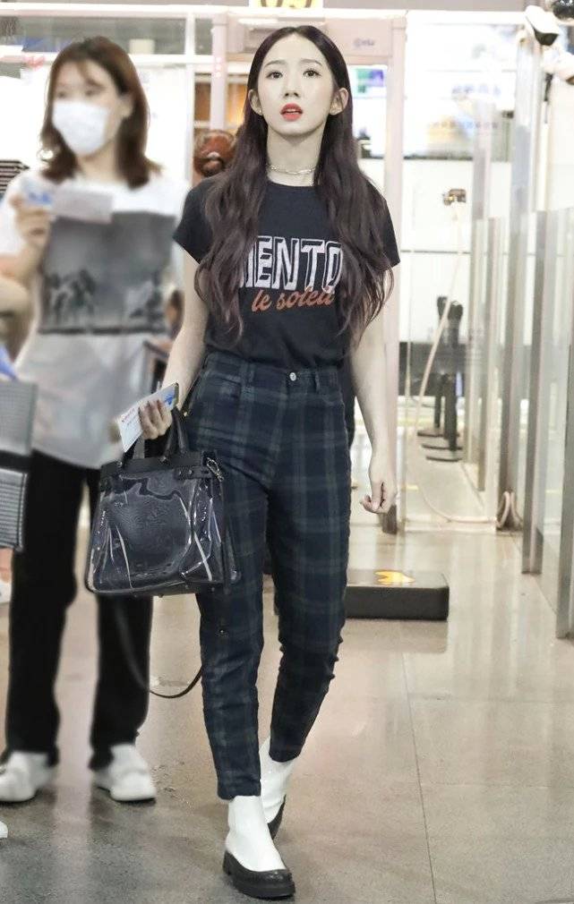 全黑 孟美岐是不小心踩倒墨水瓶了？白靴子鞋底全黑了，看着意外时髦！