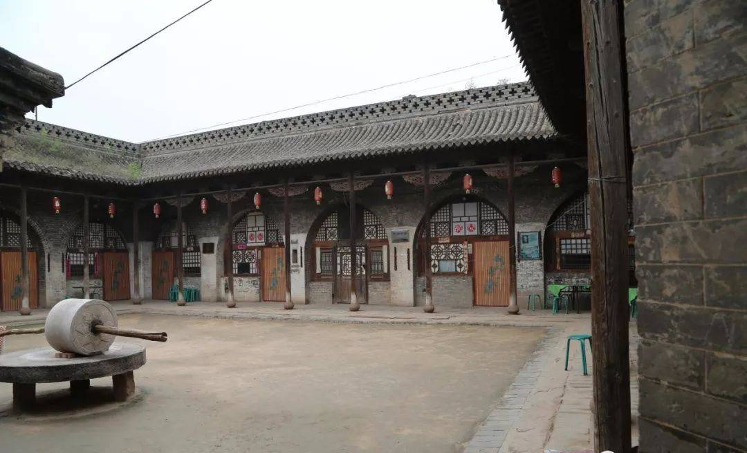山西百年古村落,青砖灰瓦却是二层窑洞,与世隔绝犹如世外桃源