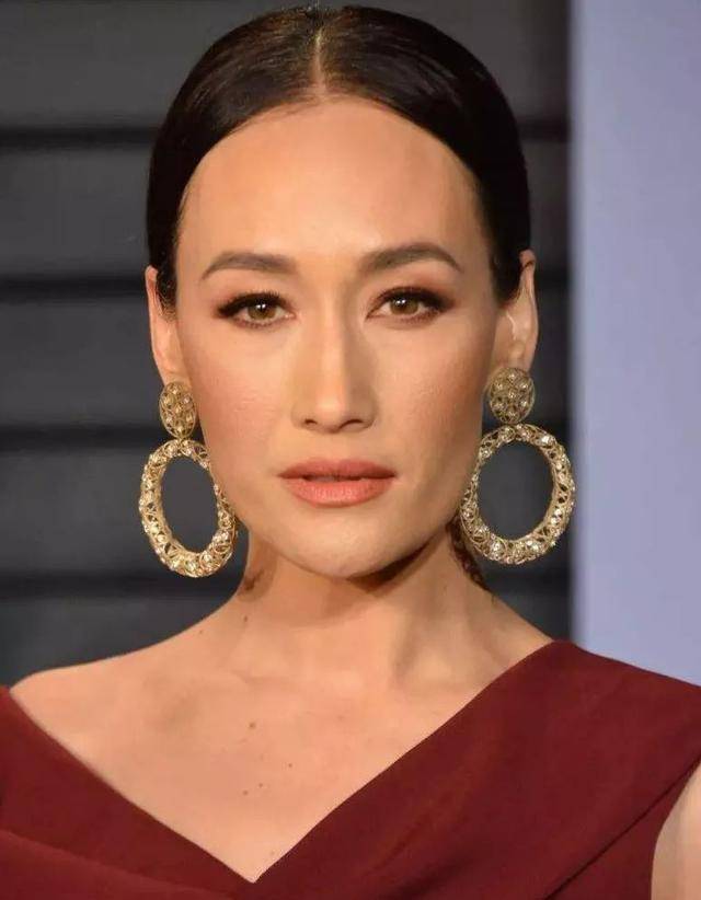 因为脸型有这个特征的人，看起来比同龄人老5岁！看看是不是你