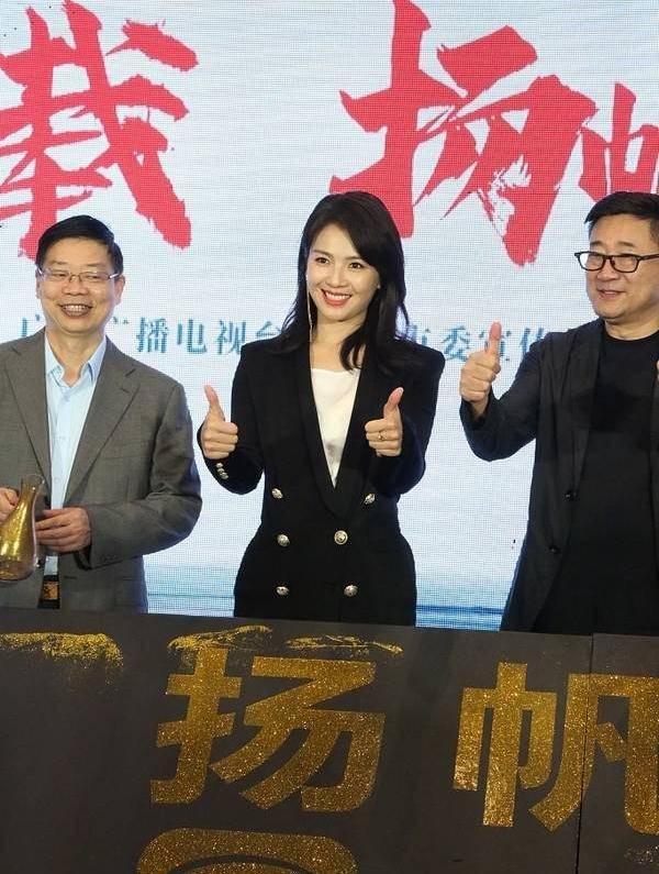 T恤 刘涛气质真好，黑西装配缎面内搭干练不失女人味，看不出是42岁