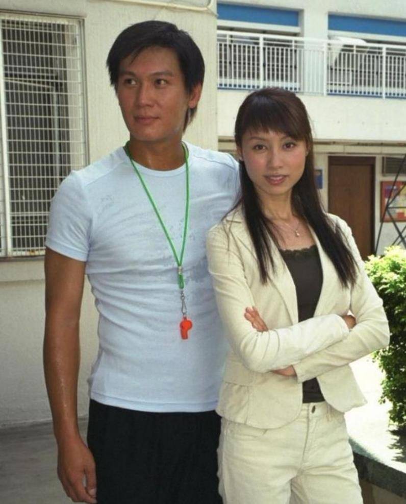 他从男模改行演戏,事业巅峰期只能演小角色,转行当高尔夫教练_甄志强