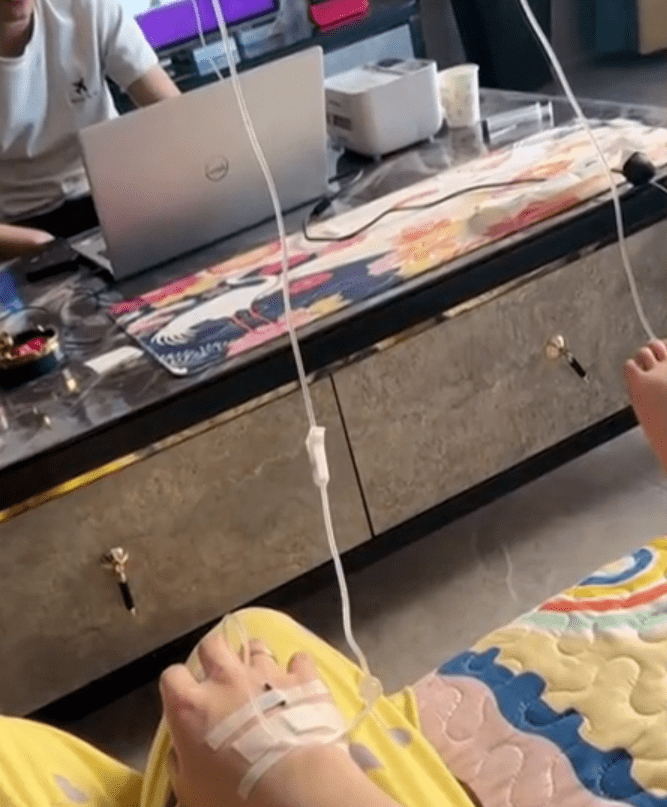 河北一家四口同时感冒在家中输液,输液瓶挂上吊灯