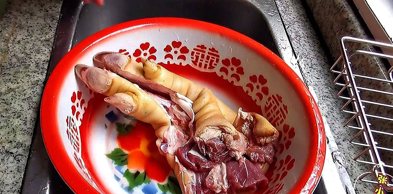 广西"白切猪手",口感肥而不腻,配方做法都告诉你,好吃到爆_进行_猪脚