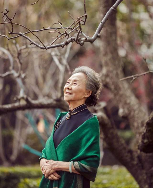 韵味儿 83岁“国民奶奶”吴彦姝，用旗袍造型告诉你，女人到老仍美艳动人