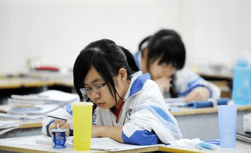 住校和走读差别太大了 c2c25c79458c4187a7ac8c744b4f609c.png