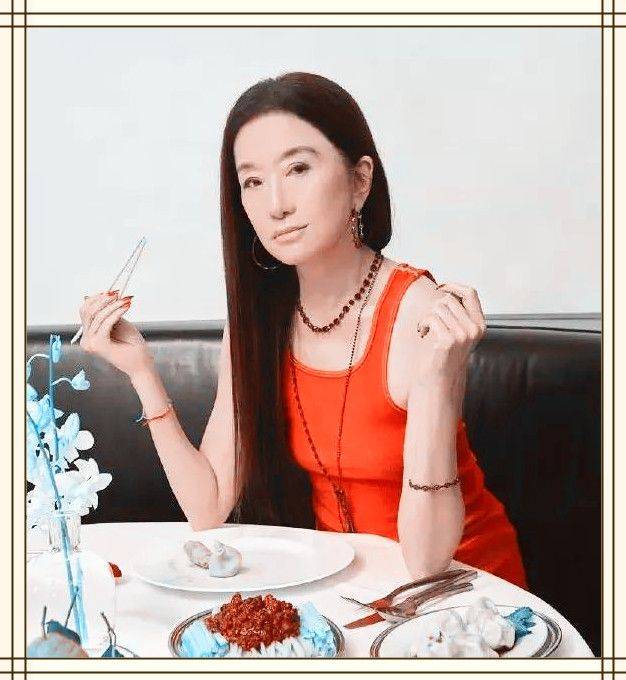 设计 62岁谈恋爱,73岁蹦迪聚会喝洋酒,“婚纱女王”王薇薇的时尚人生