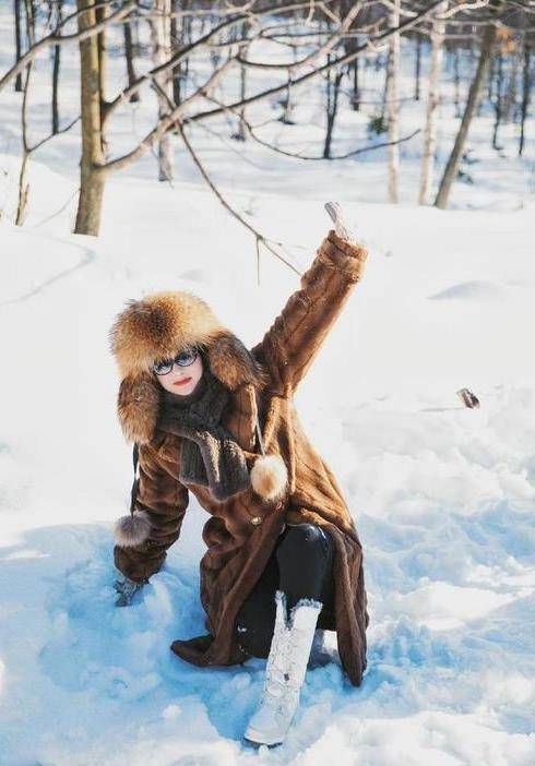 赵丽颖雪中漫舞穿皮草外套戴雷锋帽同事镜头下蹦蹦跳跳像精灵