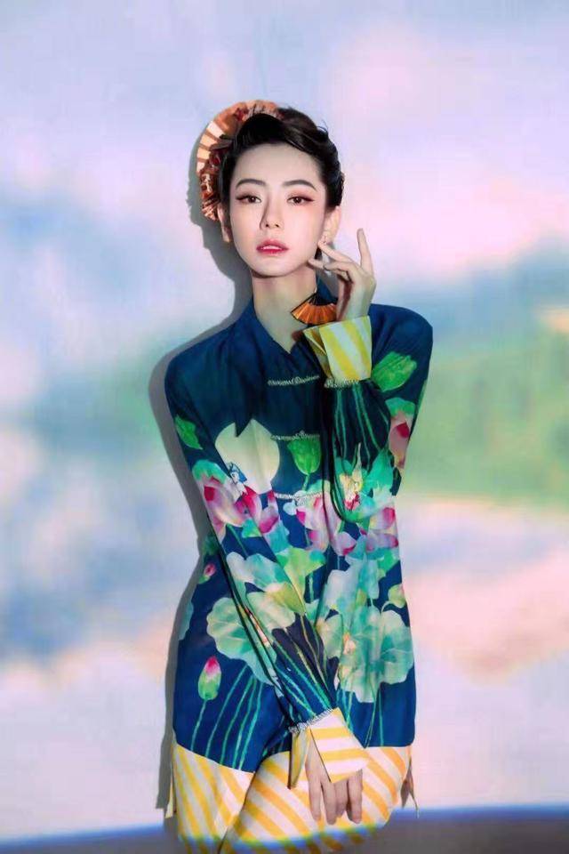 戚薇真是时尚潮人，穿中国风裙子，扇子“顶”头上意外优雅！