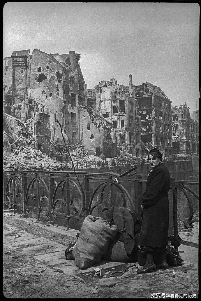 老照片 二战过后的德国柏林 被炸个稀巴烂的城市_轰炸_战争_希特勒