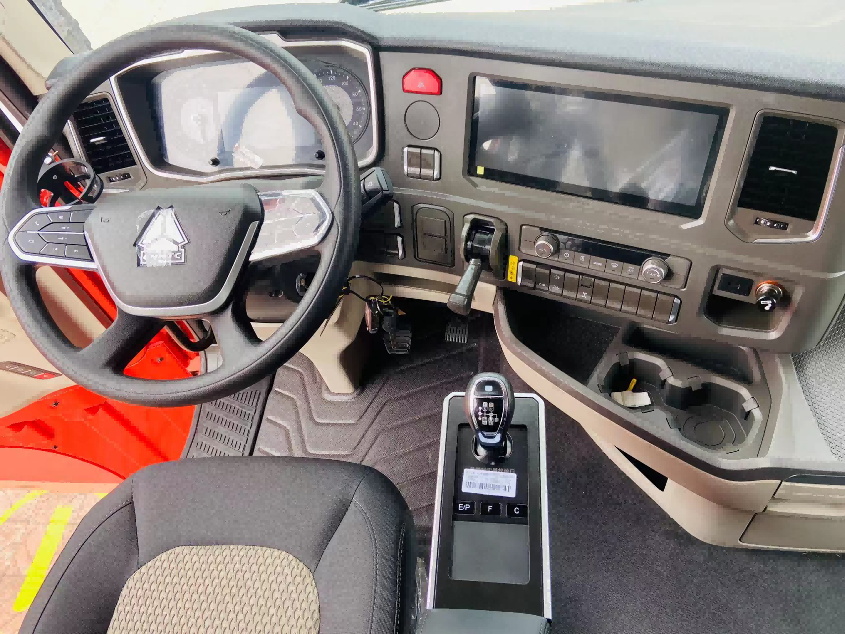 走进豪沃max刷新内饰新标杆的驾驶舱,嘉宾们被充满未来感的高端内饰所