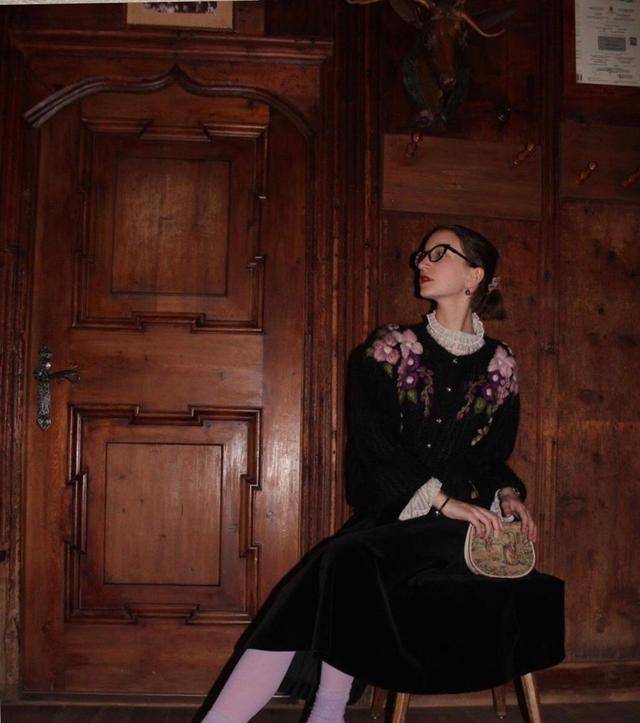 清风 文艺自然的穿搭像一抹清风，裙子和大衣，显露出个性的张扬！