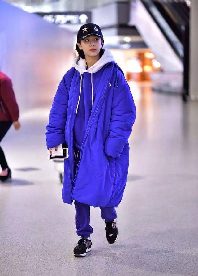 样子 25岁杨紫与30岁张嘉倪，机场同穿蓝色棉服，网友：差距真大