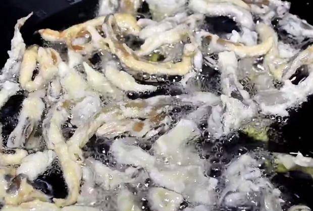 做法|炸蘑菇的好吃做法，比锅巴还香脆，营养美味，不错的家中小零食